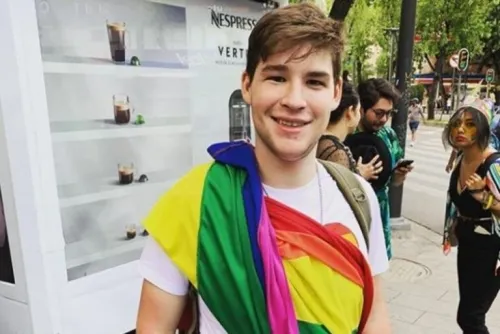 Tras negarle dinero, hijo de Alfredo Adame vende pasteles para pagar sus estudios