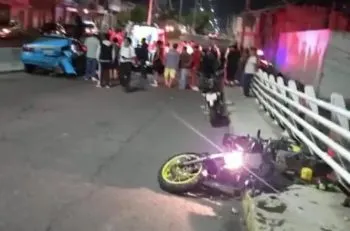Choque entre motociclista y taxi en Atlixco dejó a una mujer sin vida y a un hombre herido