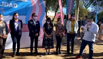 Develan placa en honor a la activista Agnes Torres