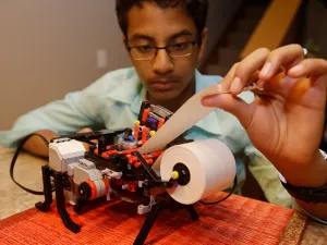 Niño construye una impresora Braille con Legos