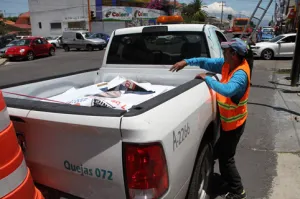 La SMAySP limpia las principales avenidas de la capital de propaganda
