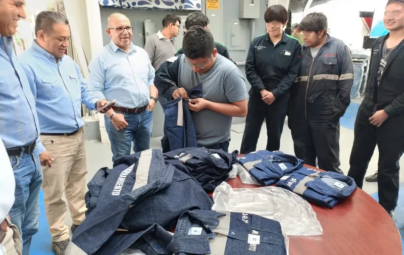 Estrella Roja entrega uniformes e incentivos a estudiantes duales del Conalep