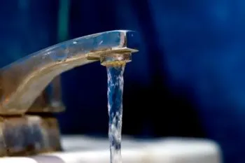 Casi 70 mil poblanos viven sin agua, drenaje o electricidad