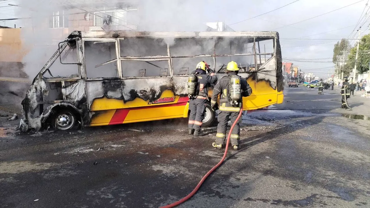 Incendio consume unidad de la ruta 10 en San Jerónimo Caleras