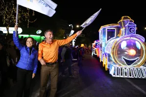 Tony Gali y su esposa dan banderazo de salida a desfile de los Reyes Magos