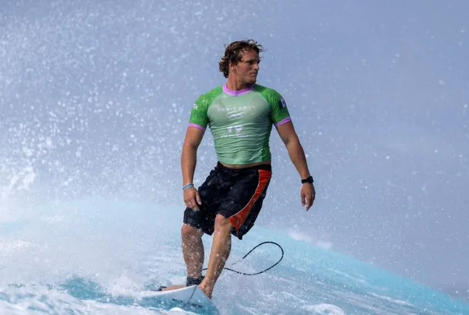 Alan Cleland enfrenta acusaciones de agresión sexual y es suspendido del circuito mundial de surf