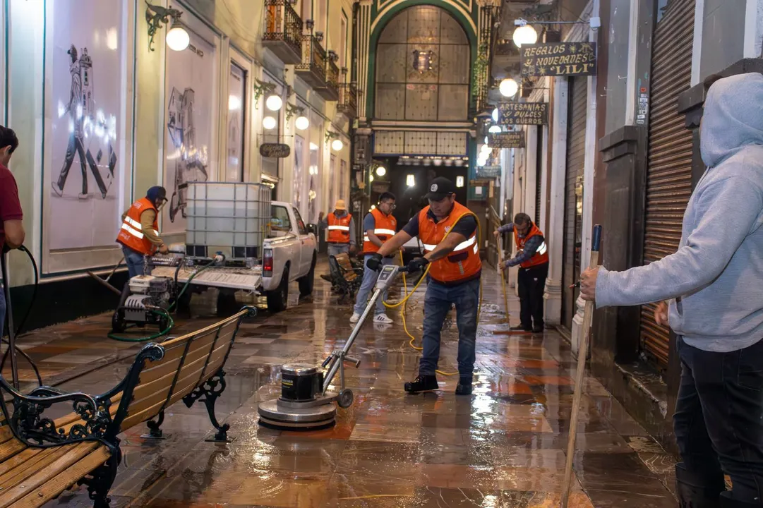 Ayuntamiento de Puebla refuerza limpieza en templos y Centro Histórico de Puebla por temporada de alta afluencia