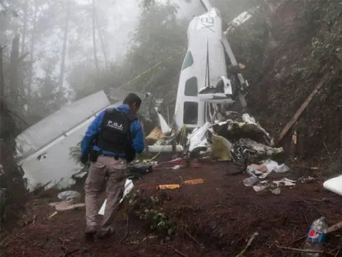 Mueren 3 al desplomarse su avioneta, en Veracruz