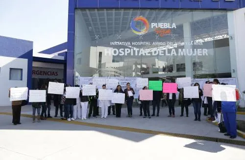 Personal del Hospital de la Mujer se manifiesta, exige la remoción del director y jefa de enfermeras