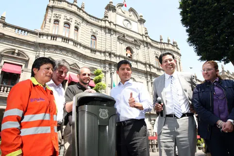 Convivencia en el zócalo de la ciudad de Puebla