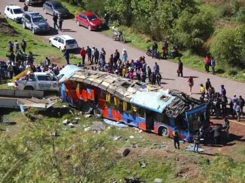 Cae autobús escolar a barranco; hay siete niños muertos