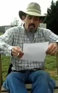 Padre le dispara a Laptop de su hija por comentarios en Facebook (Video)