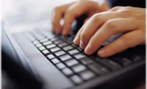 Estudiante de CBTIS une sistemas operativos de Windows y Mac