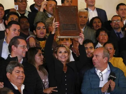Jeanine Áñez asume la presidencia interina de Bolivia