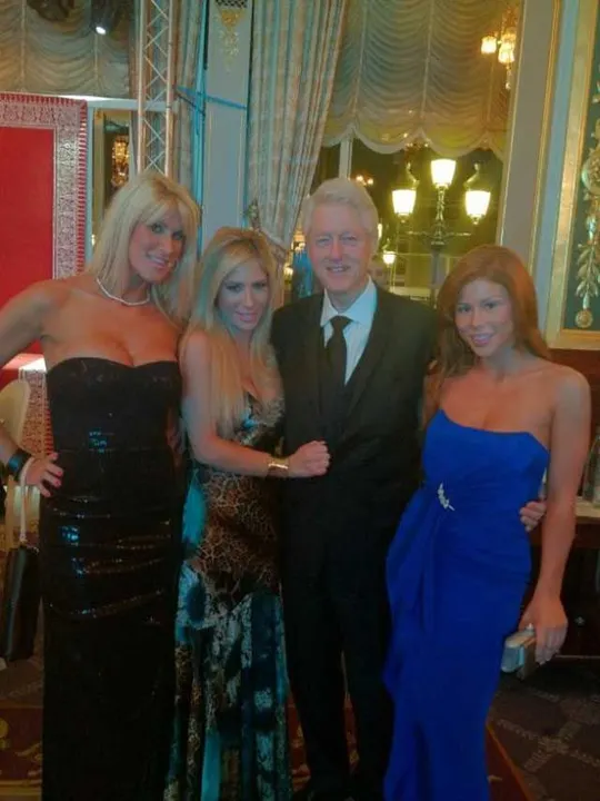 Clinton se deja ver con chicas de poca ropa