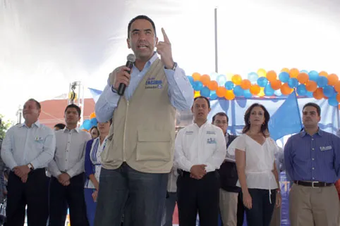 Javier Lozano Alarcón huyó de protestas del SME