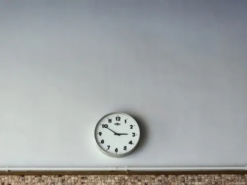 Escuelas remueven relojes analógicos porque alumnos no los entienden