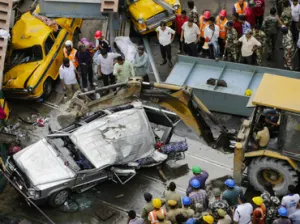 Aumentan a 16 los muertos por derrumbe en la India