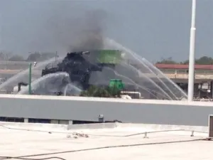 Sin pérdidas humanas se incendia torre de enfriamiento de Pemex