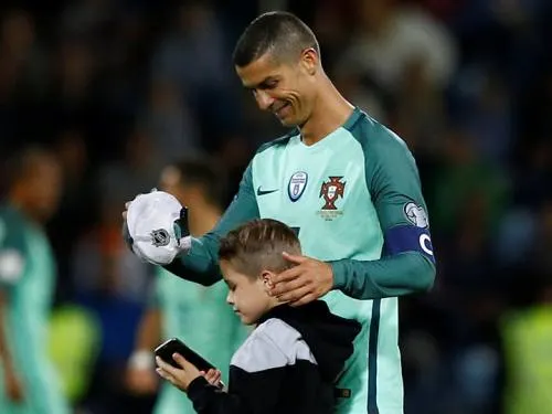 Video: El gesto noble de Cristiano con un niño