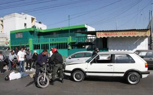 Por ir hablando por teléfono motociclista se impacta contra un auto