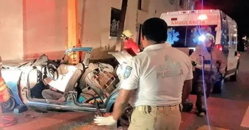Muere hombre tras quedar prensado entre un auto y un poste en la colonia Santa María