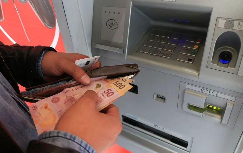 dinero-billetes-salario-aguinaldo-cajero-automatico