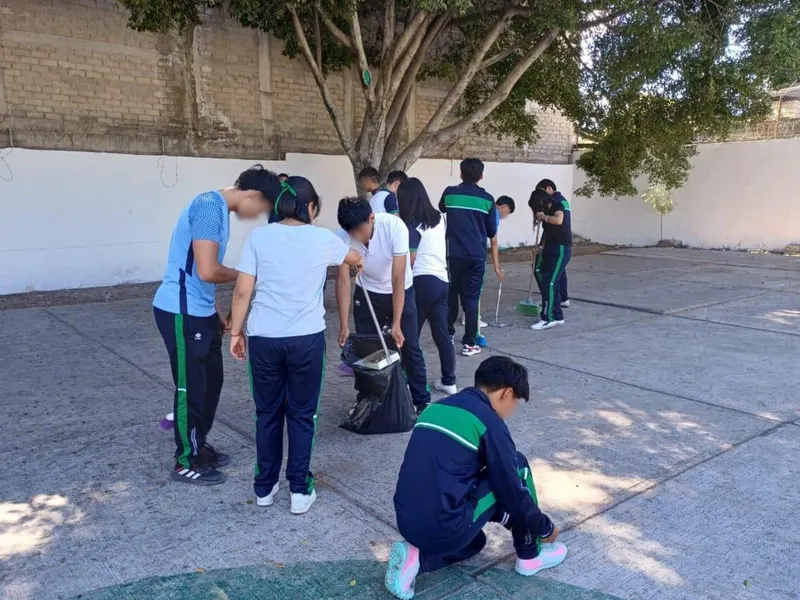 Conalep Tehuacán realiza Faena Comunitaria para mejorar su entorno escolar