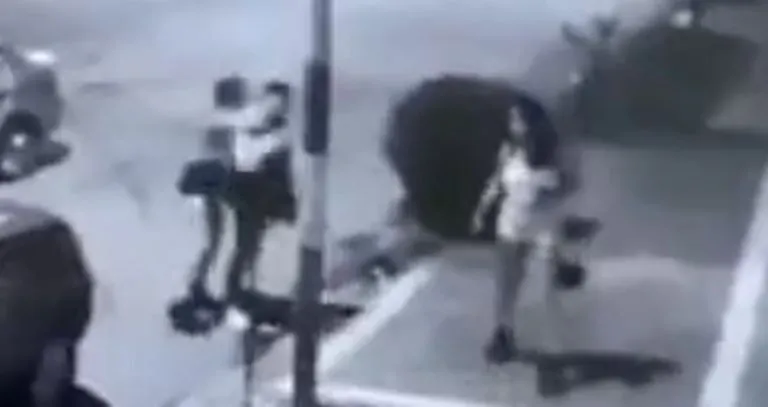 Sujeto golpea aparatosamente a una mujer por que se negó a besarlo