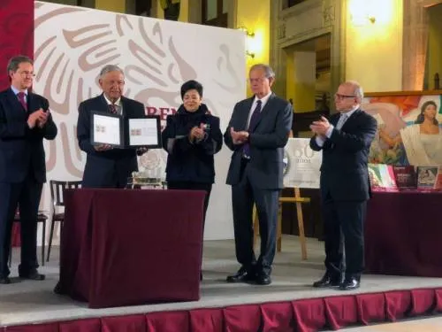 Conmemora López Obrador 60 años de los libros de texto gratuitos