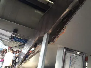 Se desprenden escaleras en Metro Nativitas; hay dos lesionados