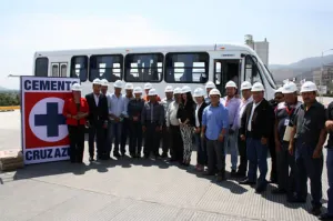 Néstor Camarillo Medina visita la planta cementera CYCNA de Oriente