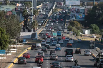 Entre tráfico y transporte: así se van las horas de los mexicanos en los traslados