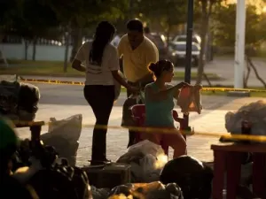 Sacan de albergue a damnificados de Guerrero