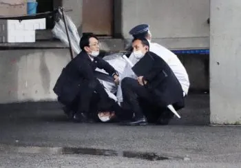 Evacuan con éxito al primer ministro japones Fumio Kishida luego de un intentó de ataque con explosivos en su contra
