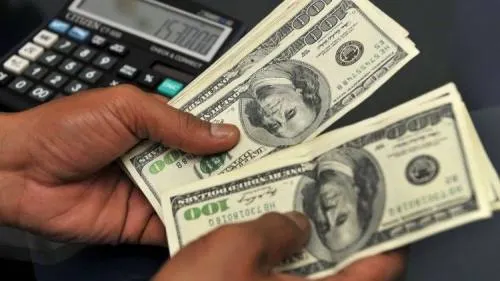 BMV abre con ganancia; dólar cotiza a la venta en 19.05 pesos en el AICM