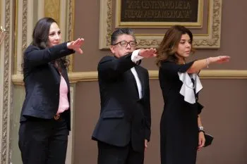 Urtuzuástegui, Hannan y Sánchez Farfán protestan como magistrados