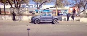 Abandonan camioneta con cadáver frente a Presidencia de San Martín Texmelucan; despliegan operativo