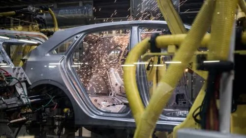 Trump podría subir aranceles a automóviles importados la próxima semana