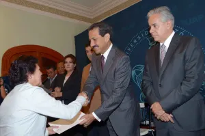 Entrega rector BUAP Certificados de Competencias a trabajadores administrativos