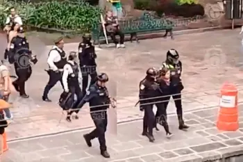 Vandalizan “Morras Sororas” la fuente de San Miguel en el zócalo de Puebla; dos mujeres fueron detenidas