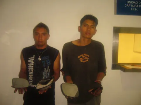 Estatales sorprenden a dos ladrones cuando desmantelaban una camioneta