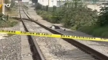 Hallan cuerpo de un hombre con disparo en la cabeza junto a las vías del tren en San Pablo Xochimehuacan
