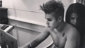Justin Bieber comparte foto en Twitter con Selena abrazándolo