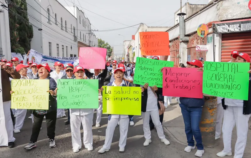 Más de 3 mil trabajadores del sector salud protestan en Puebla por desabasto de medicamentos y falta de bases