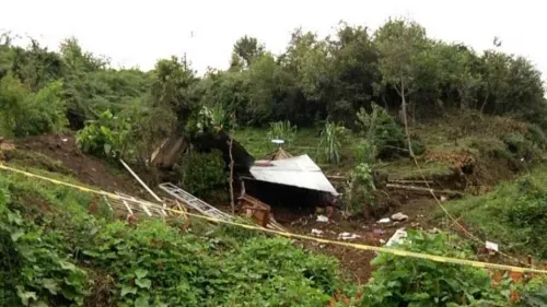 Dos muertos y una bebé herida, saldo de deslave en Tlacuilotepec