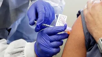 Pfizer y Moderna aplicarán una cuarta dosis en EU contra Covid-19