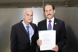 Condecoran a rector BUAP con Elegía Camagüeyana del poeta Nicolás Guillén