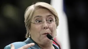 Durante acto de campaña, estudiante escupe a Bachelet