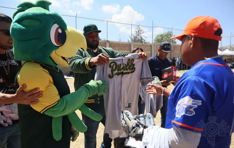 Entrega de uniformes Pericos de Puebla